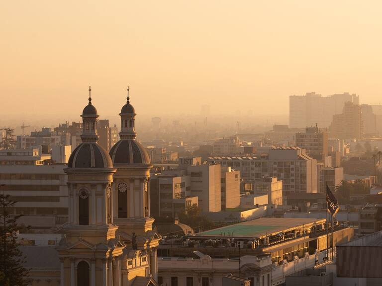 18 de Abril del 2021/SANTIAGO  Vistas de Santiago, donde se aprecia la contaminación a pesar de haber menos movilidad en la ciudad por la cuarentena. 
FOTO: DIEGO MARTIN /AGENCIAUNO