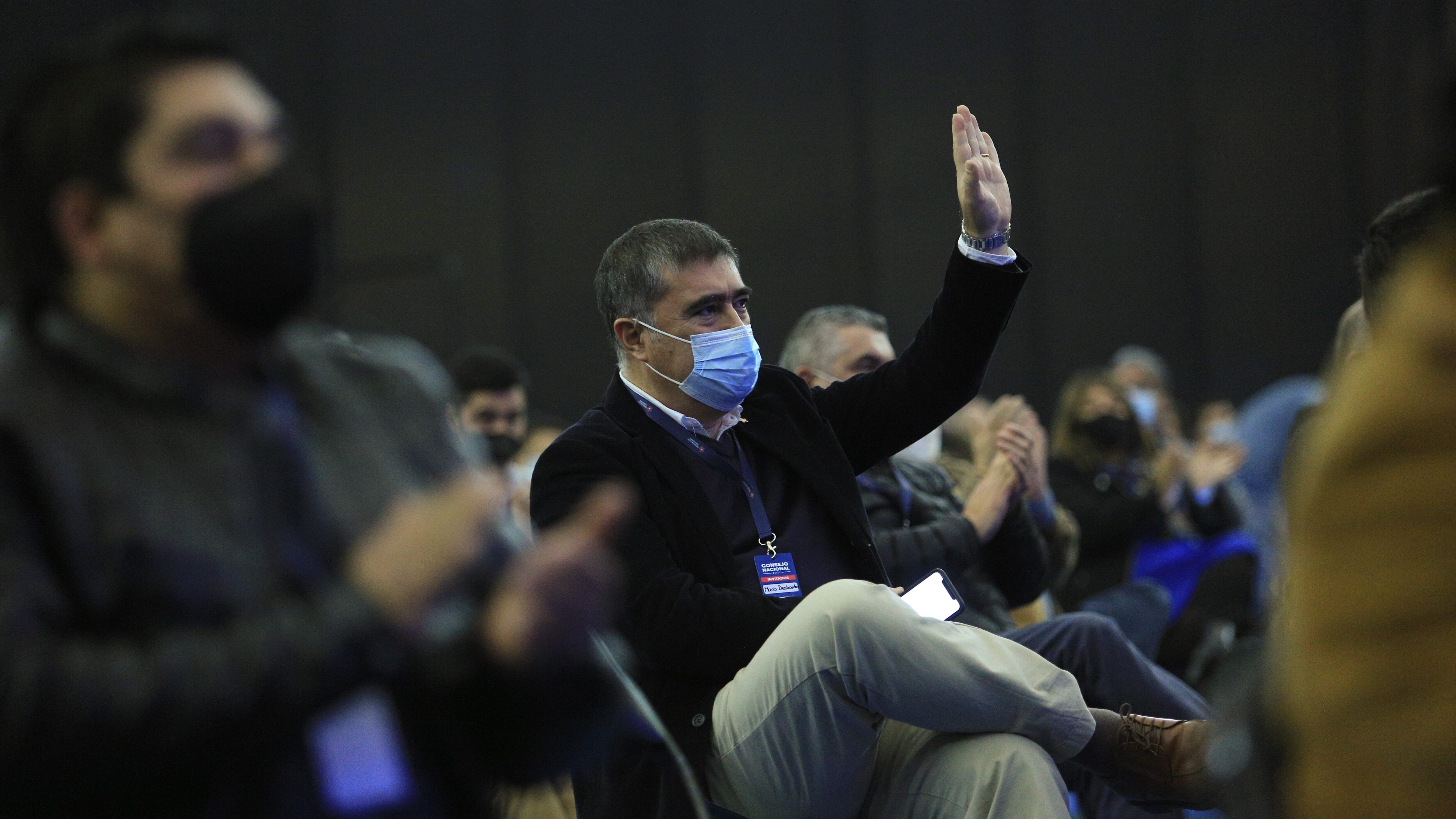 Desbordes: "Todos vimos bailando a Chahuán en el comando de Sichel"