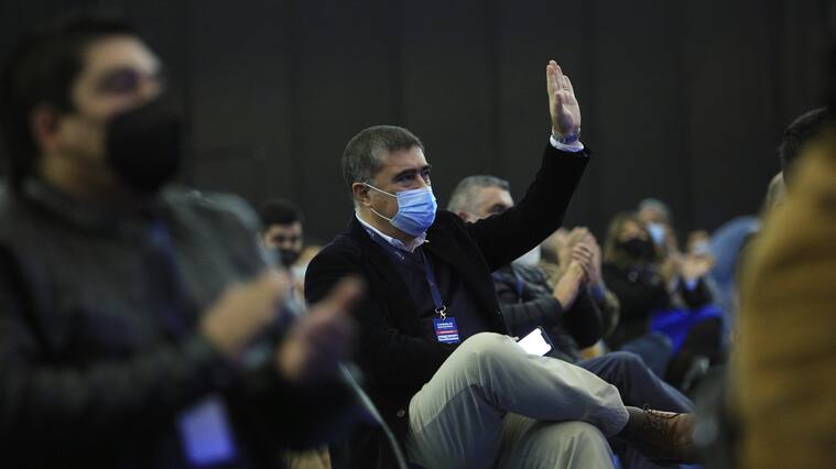 Desbordes: "Todos vimos bailando a Chahuán en el comando de Sichel"