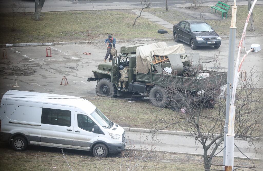 Militares ucranianos enfrentan a grupos especiales rusos en Kiev
