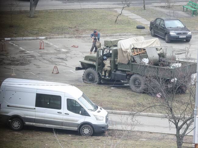 Militares ucranianos enfrentan a grupos especiales rusos en Kiev