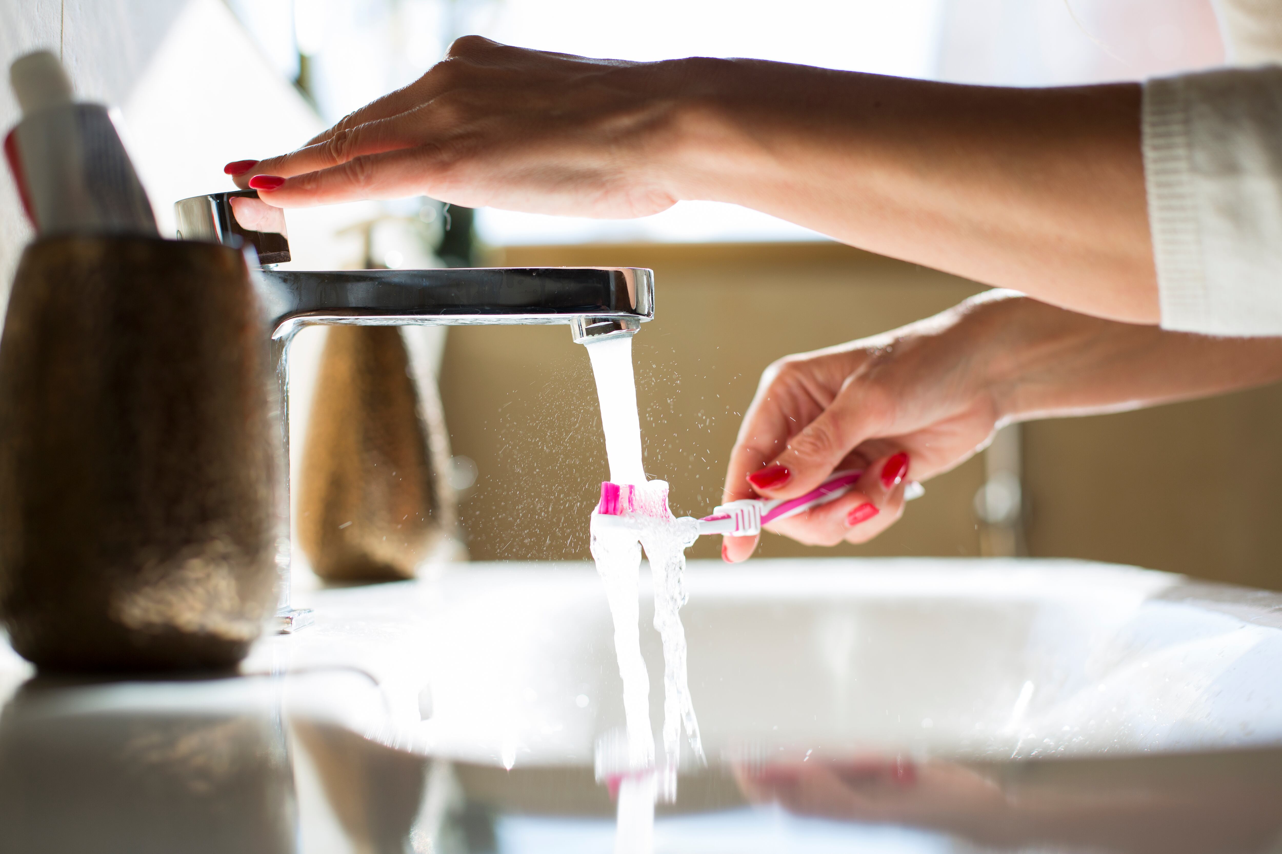 ¿Debes mojar el cepillo antes de lavarte los dientes? Esto dice una experta en salud bucal