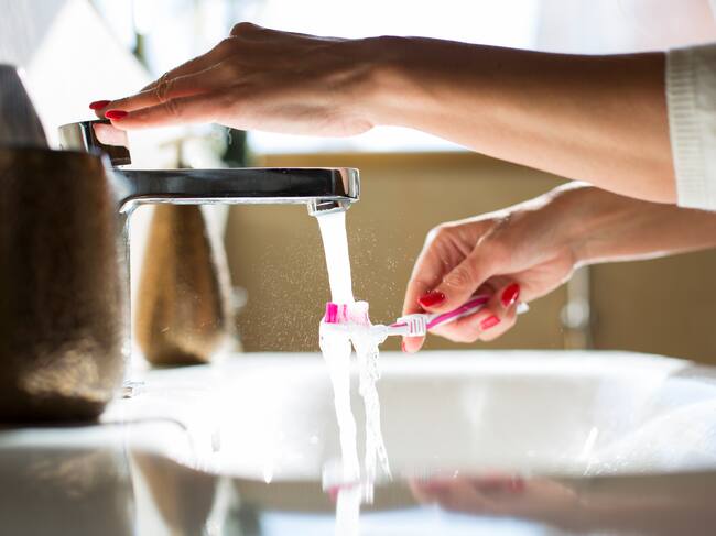 ¿Debes mojar el cepillo antes de lavarte los dientes? Esto dice una experta en salud bucal