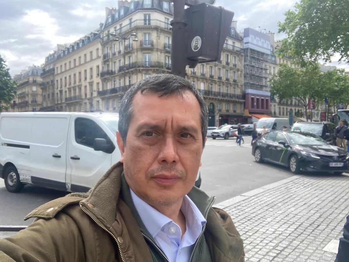 Periodista de ADN sufre intento de robo en pleno despacho en vivo desde Francia: “Alcancé a pegar un manotazo”
