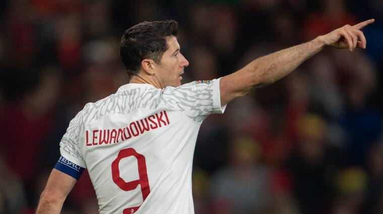 Revelan qué jugador de La Roja consiguió la camiseta de Lewandowski tras el amistoso con Polonia