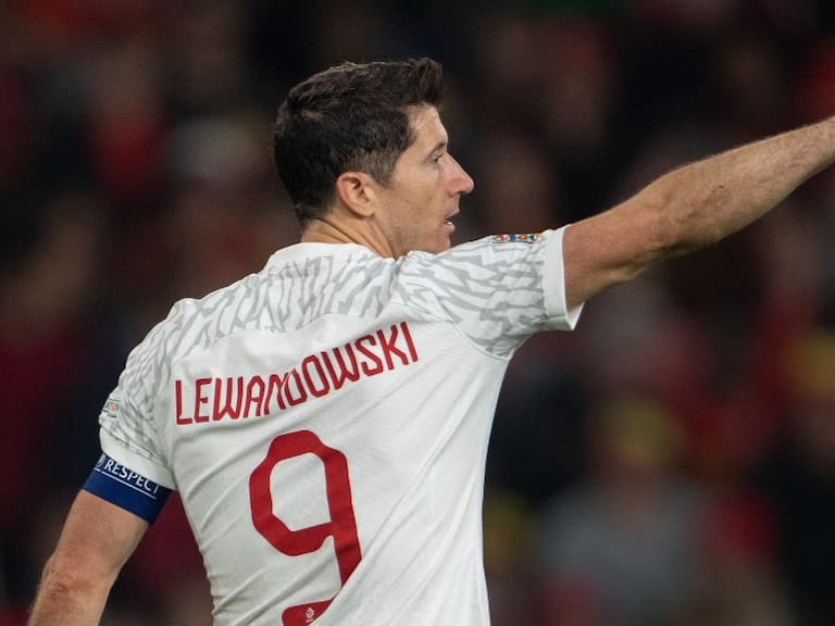 Revelan qué jugador de La Roja consiguió la camiseta de Lewandowski tras el amistoso con Polonia