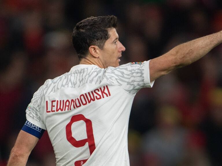 Revelan qué jugador de La Roja consiguió la camiseta de Lewandowski tras el amistoso con Polonia