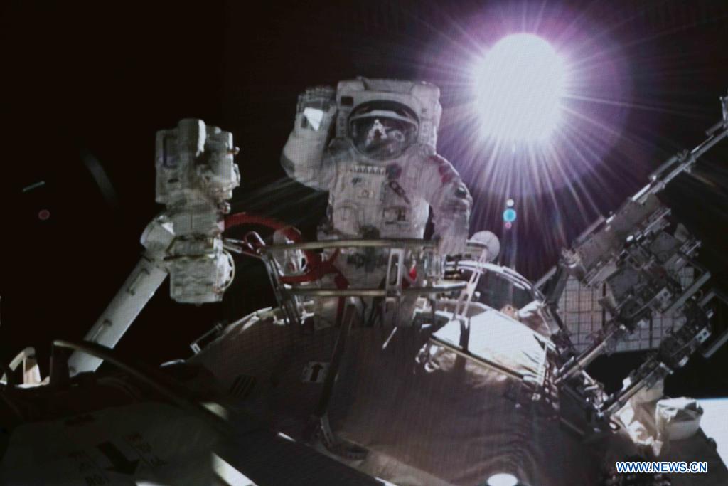 Los astronautas Zhai Zhigang y Wang Yaping salieron del módulo central de la estación espacial de China