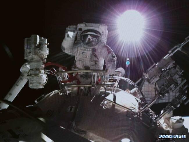 Los astronautas Zhai Zhigang y Wang Yaping salieron del módulo central de la estación espacial de China