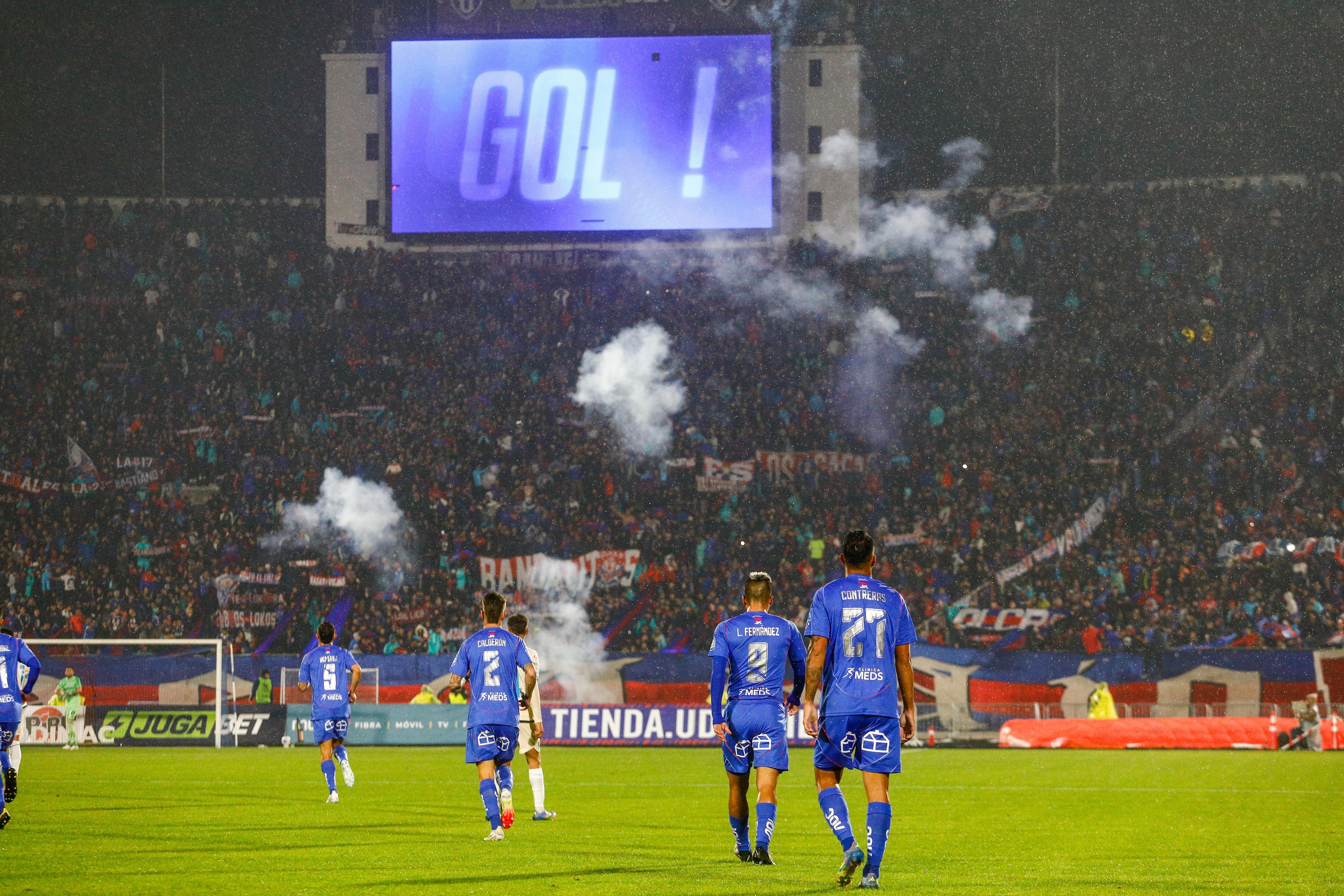 Árbitro de la U ante Huachipato informó uso de fuegos artificiales y bengalas por parte de los hinchas azules | Agencia Uno