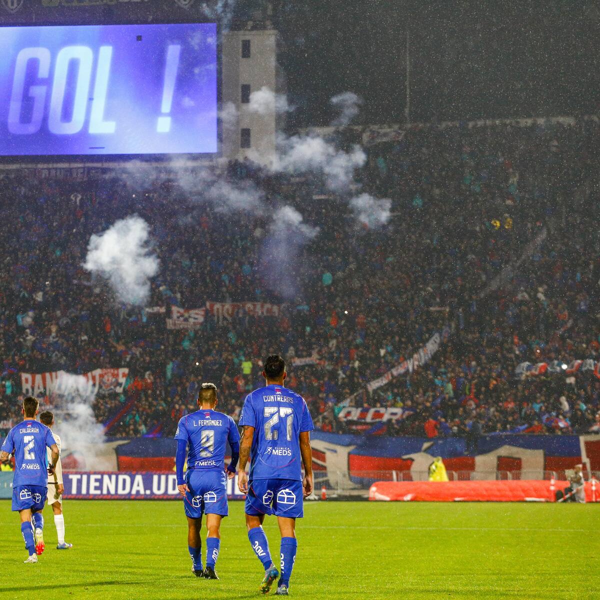 Árbitro de la U ante Huachipato informó uso de fuegos artificiales y bengalas por parte de los hinchas azules
