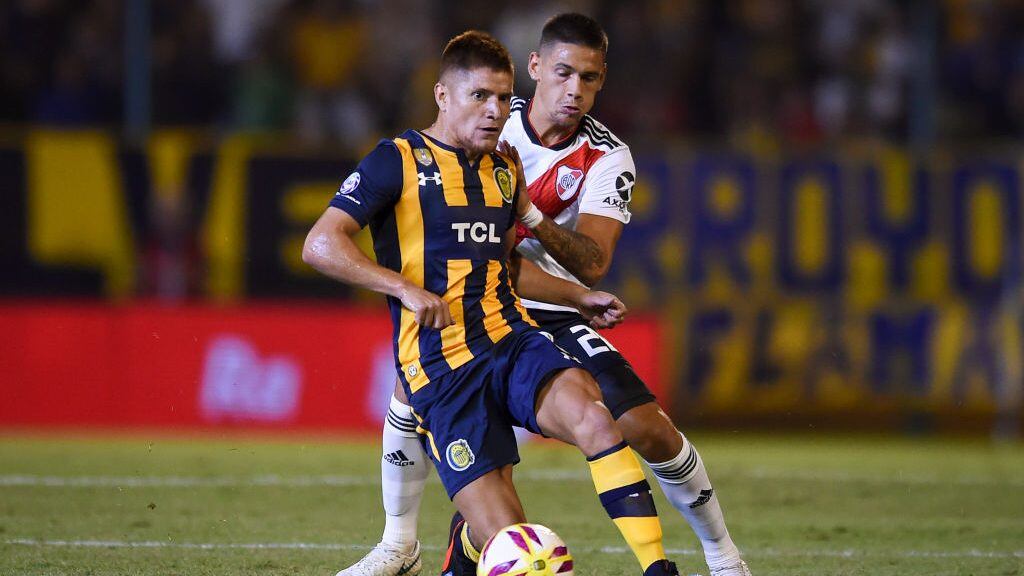 ROSARIO, ARGENTINA - FEBRUARY 14: Leonardo Gil of Rosario Central fights for the ball with Lucas Martinez Quarta of River Plate during a match between Rosario Central and River Plate as part of Superliga 2018/19 at Estadio Gigante de Arroyito on February 14, 2019 in Rosario, Argentina. (Photo by Marcelo Endelli/Getty Images)