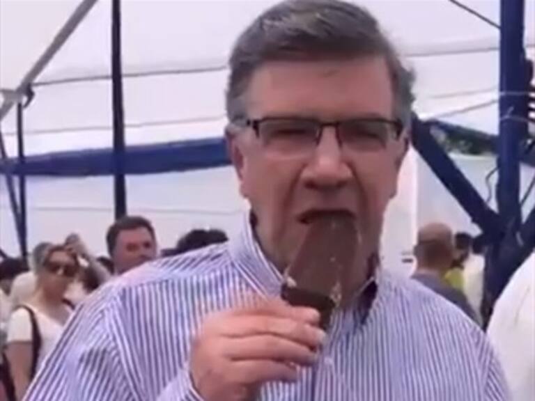 Joaquín Lavín regaló «chocolitos» a vocales de mesa