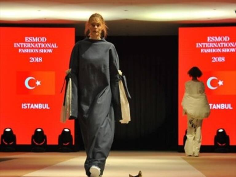 Gato se robó las miradas en el desfile de un evento de moda en Estambul