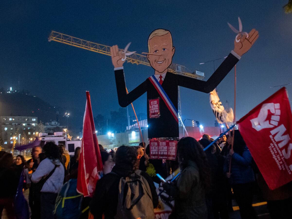 Realizan manifestación en Plaza Baquedano tras primera cuenta pública del Presidente José Antonio Kast