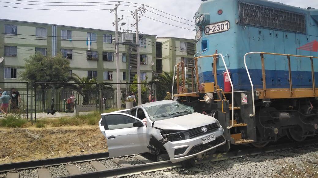 Choque auto tren de carga en Estación Central