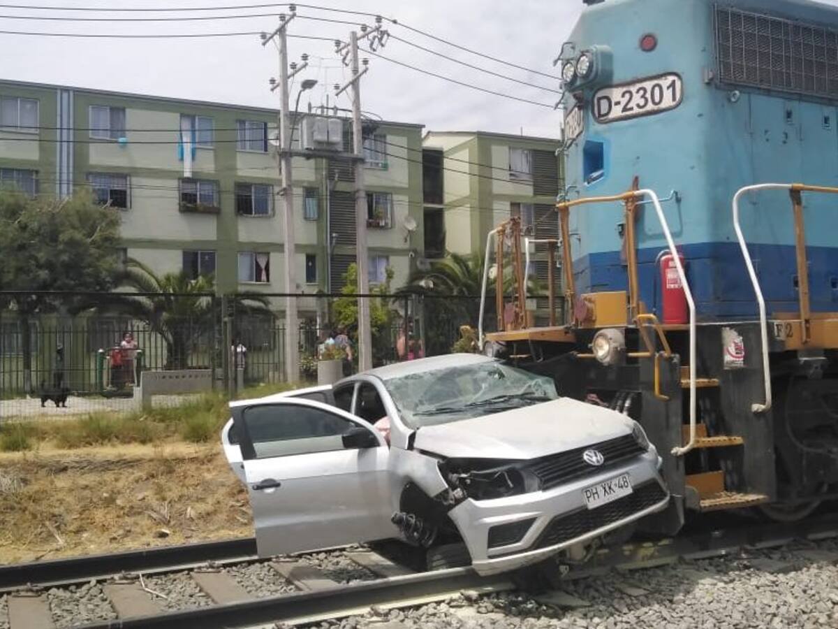 Tren de carga chocó con auto en Estación Central: lo arrastró 300 metros