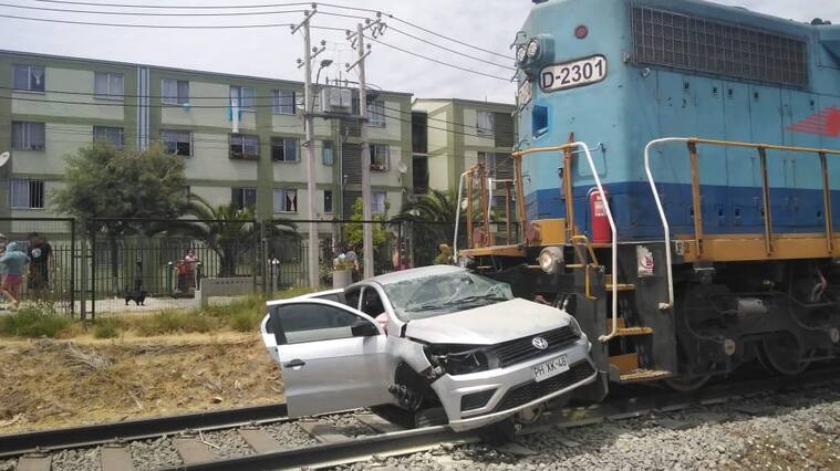 Choque auto tren de carga en Estación Central