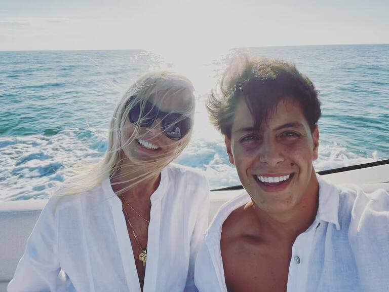 “Promueve un comportamiento altamente riesgoso”: ONG denuncia públicamente a Máximo Ménem y Cecilia Bolocco por grabarse en automóvil en movimiento