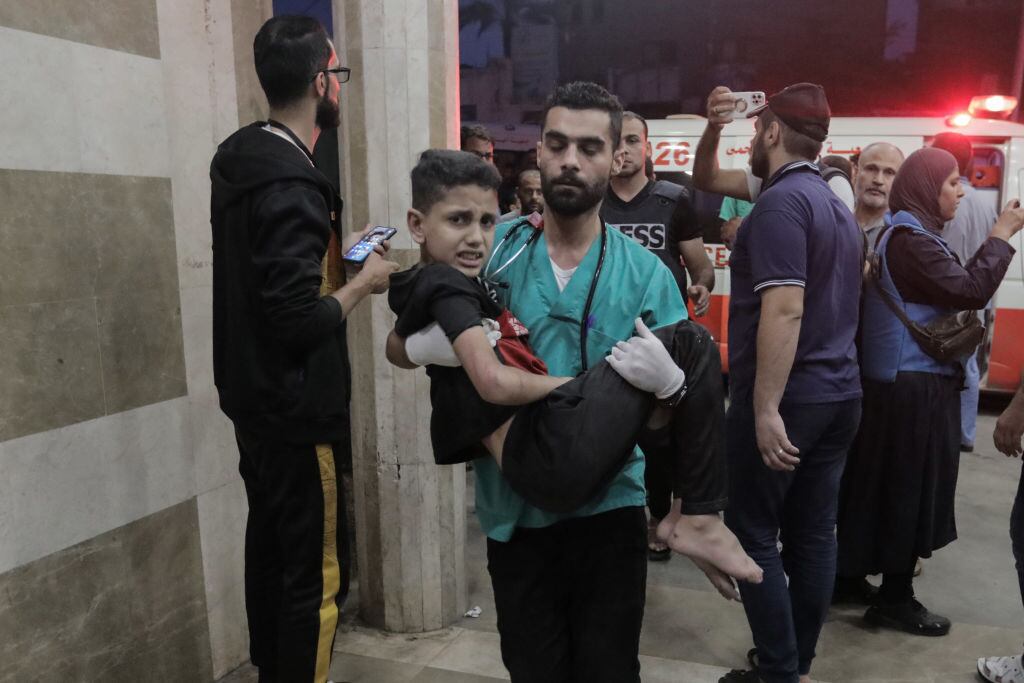 Palestino lleva a un niño herido a un hospital en la Franja de Gaza