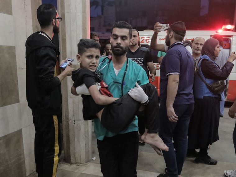 Palestino lleva a un niño herido a un hospital en la Franja de Gaza