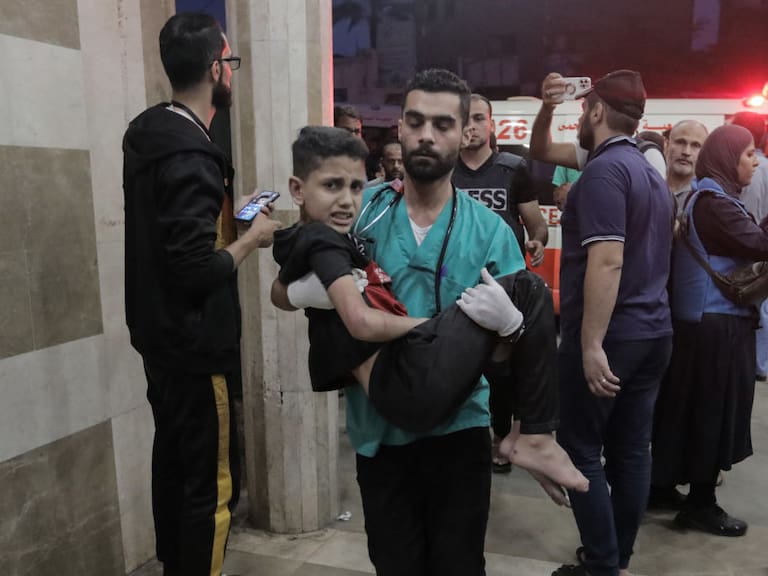 Palestino lleva a un niño herido a un hospital en la Franja de Gaza