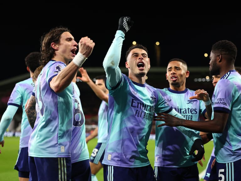 Arsenal tumbó a Brentford en tres minutos y ganó el primer partido de la Premier League del 2025