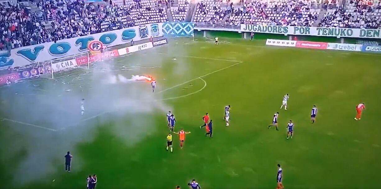 Duelo entre Deportes Temuco y Deportes Recoleta tuvo que terminar por cobarde agresión de los hinchas locales | Captura de pantalla