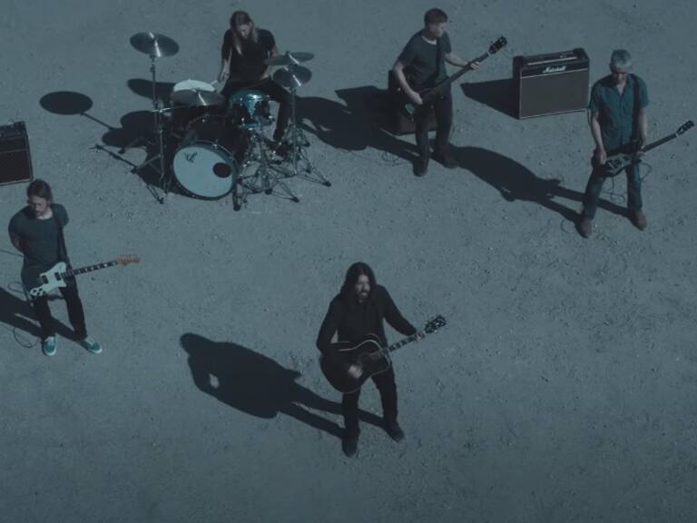 Foo Fighters lanzó su nuevo sencillo y videoclip, «Waiting on a War»