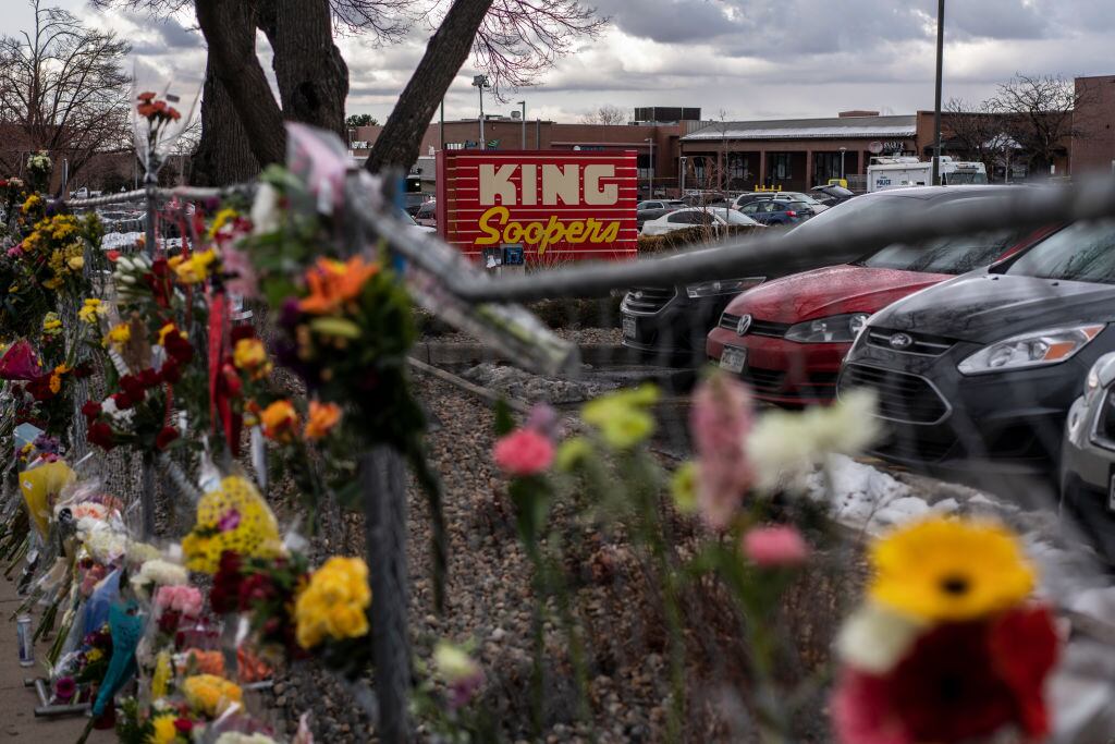 Homenaje a las víctimas del tiroteo en un supermercado de Colorado