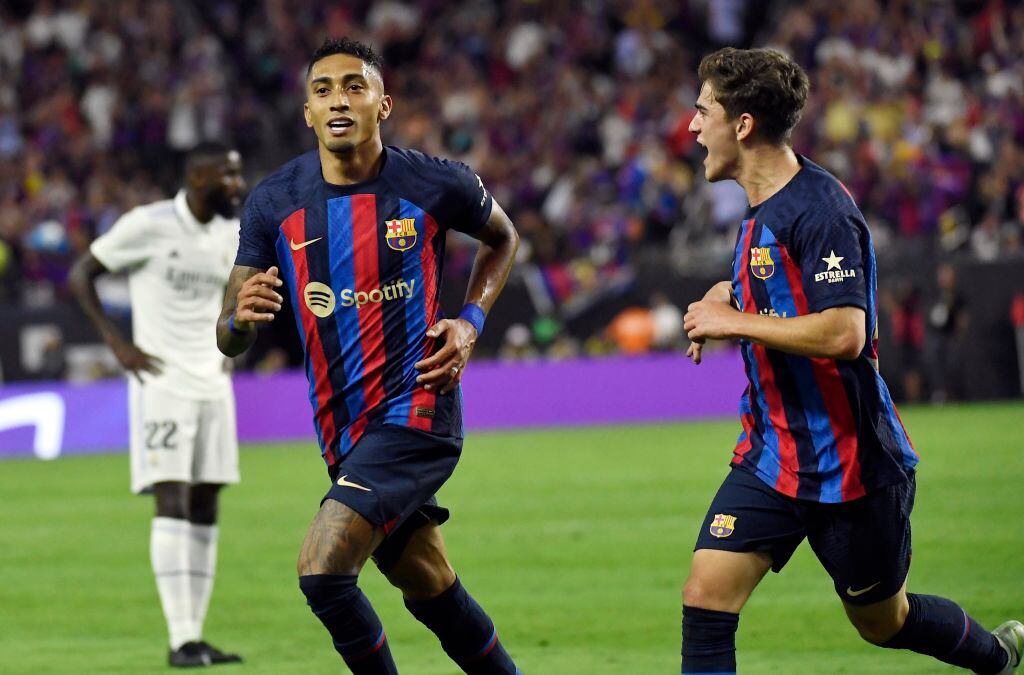 Con un golazo de Raphinha, Barcelona derrota a Real Madrid en intenso duelo amistoso