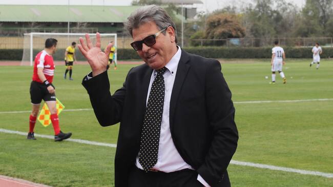 17 de Agosto de 2019/SANTIAGOJorge Garcés, vuelve a dirigir luego de estar sin club hace mucho tiempo y lo hace a cargo de Fernandez Vial, durante el partido valido por la Tercera División del Futbol profesional, disputado entre los equipos de Lautaro vs Fernandez Vial, jugado en el estadio muní-al de la Pintana.
FOTO: RODRIGO SAENZ/ AGENCIAUNO