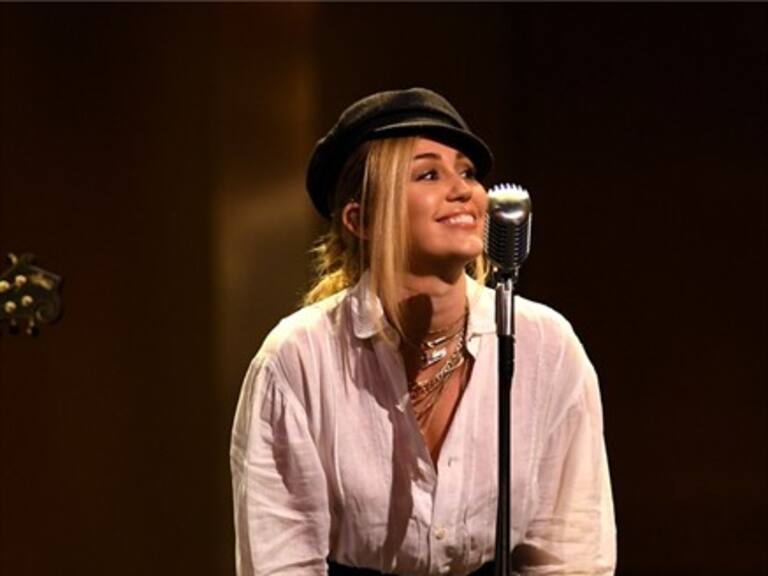 Miley Cyrus, Mark Ronson y Sean Lennon realizaron conver de «Happy Xmas (War is Over»