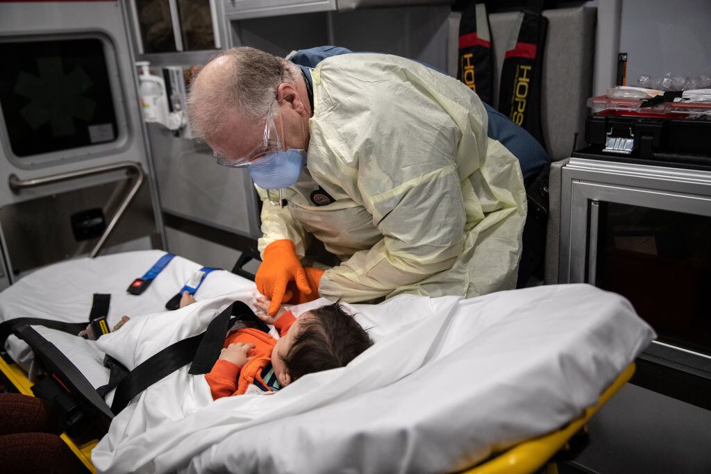 Paramédico atiende a un niño con Covid-19 para llevarlo al Hospital de Stamford