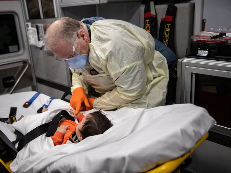 Paramédico atiende a un niño con Covid-19 para llevarlo al Hospital de Stamford