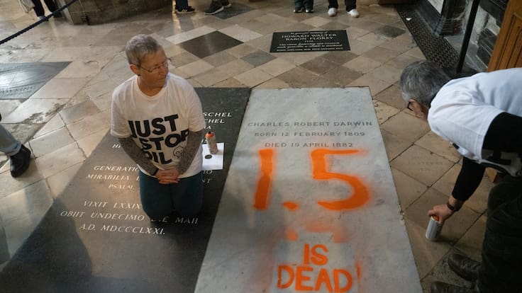Adultas mayores vandalizan tumba de Charles Darwin en Londres: esta fue la razón que entregaron para justificar el acto