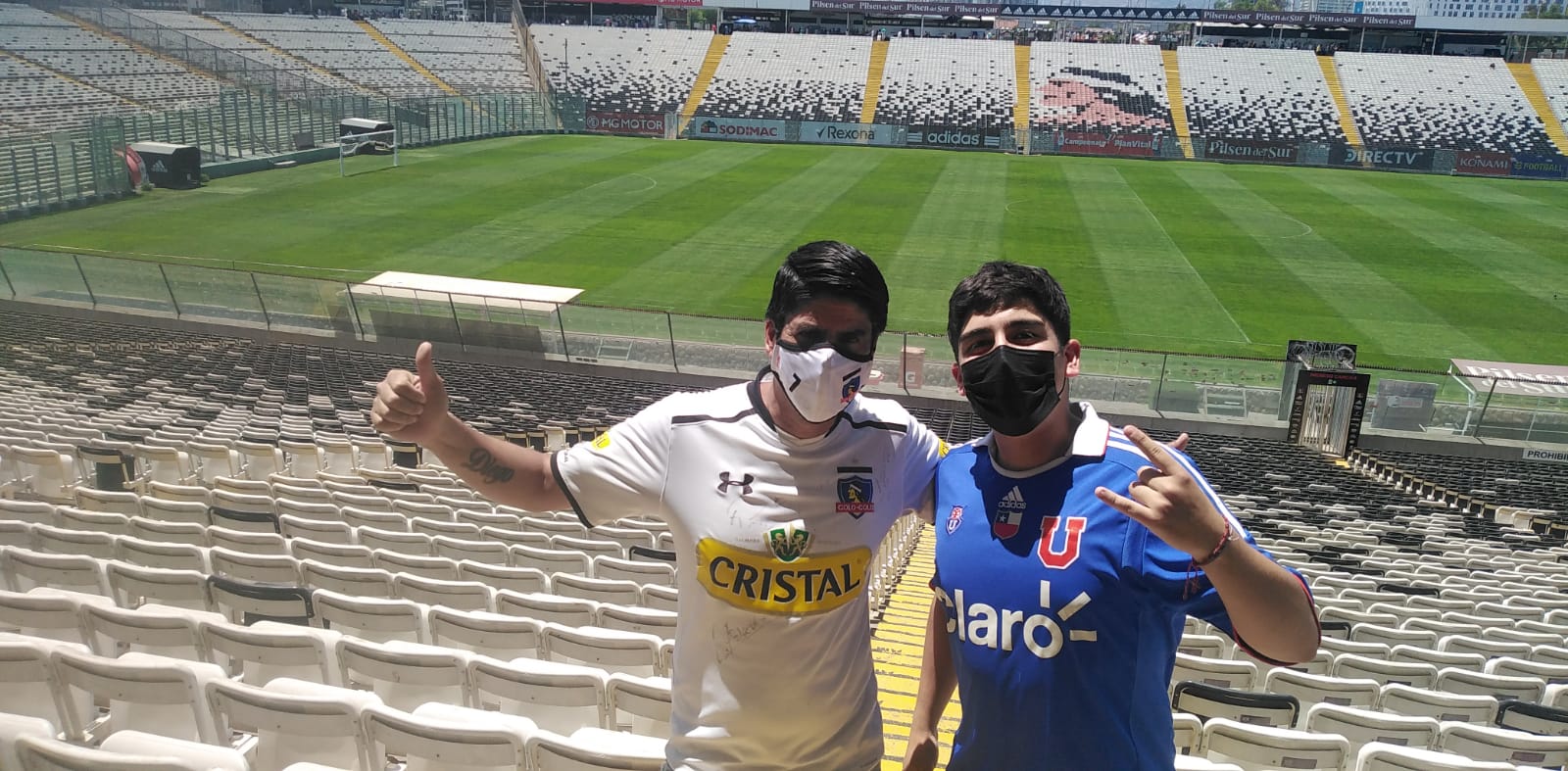 El encuentro cívico entre hinchas de Colo Colo y la U en el estadio Monumental