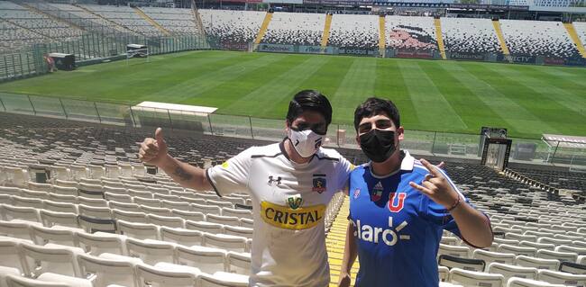 El encuentro cívico entre hinchas de Colo Colo y la U en el estadio Monumental