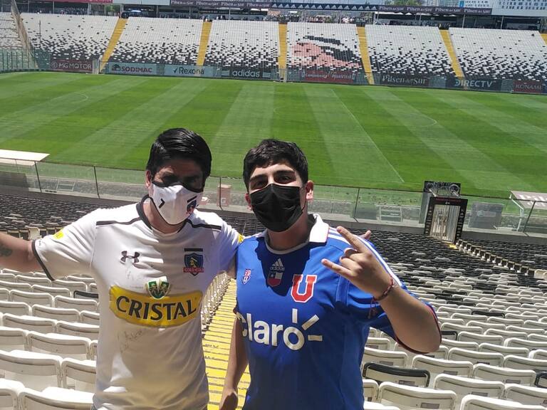 El encuentro cívico entre hinchas de Colo Colo y la U en el estadio Monumental