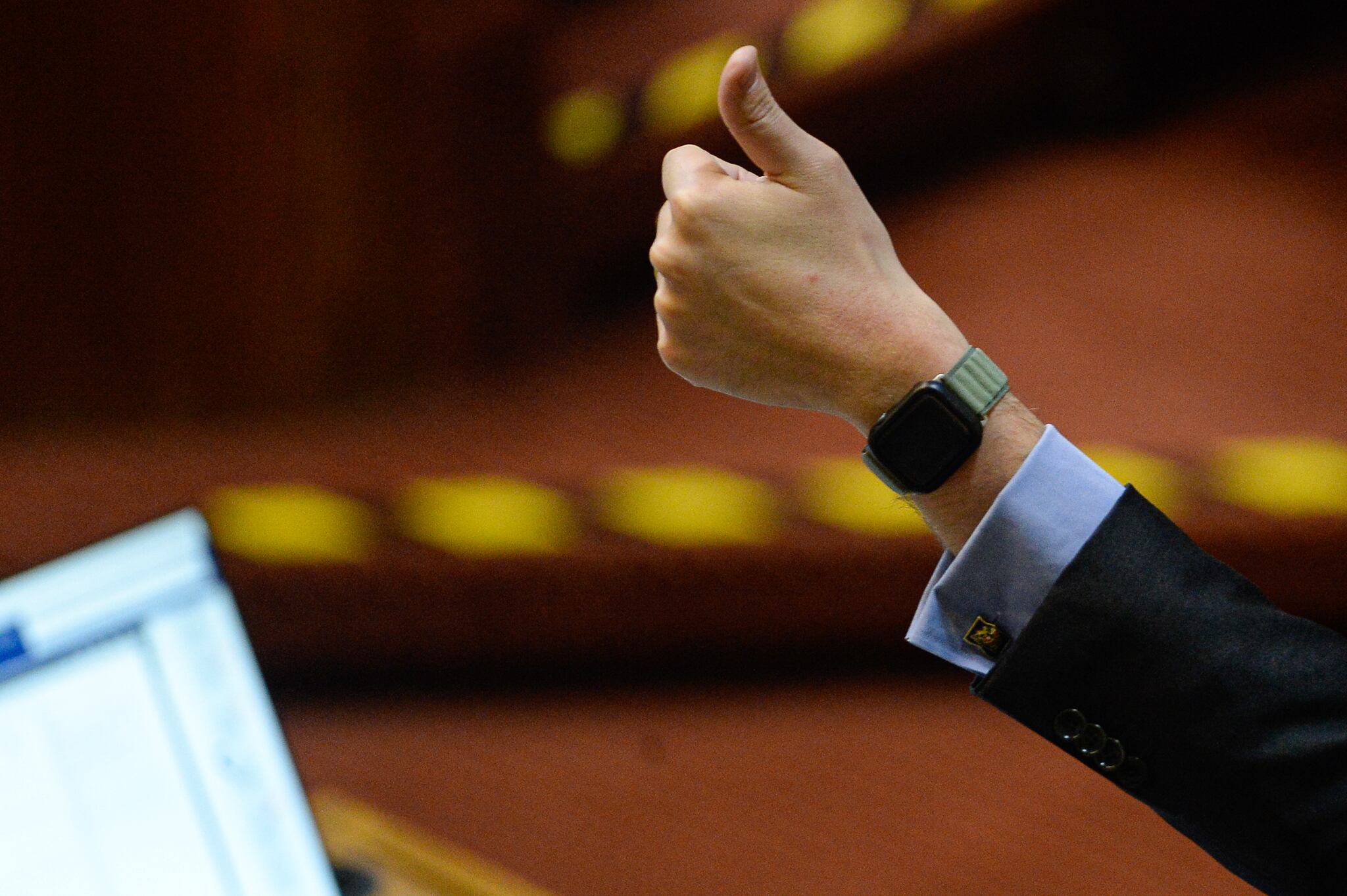 Parlamentario levanta pulgar durante la votacion en sala de la camara de diputados.