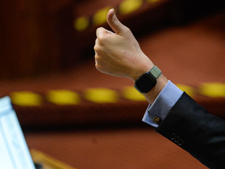 Parlamentario levanta pulgar durante la votacion en sala de la camara de diputados.