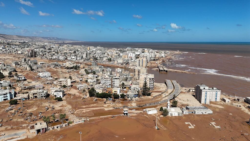Las calles cubiertas de barro en Derna tras el paso del ciclón Daniel por Libia