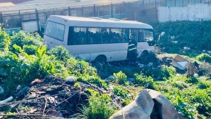 Emergencia en el Biobío: bus escolar con menores cae por una cuesta en Coronel
