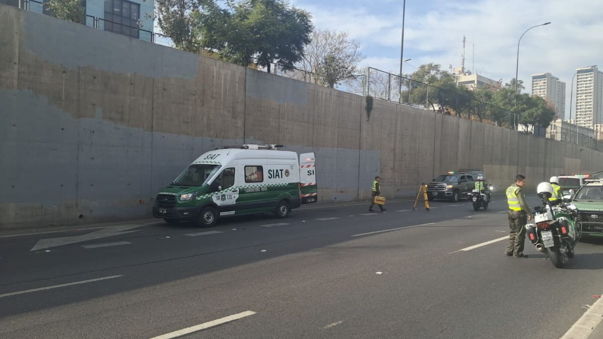 Patrulla de Carabineros sufre accidente en el centro de Santiago: anuncian cortes y desvíos de tránsito