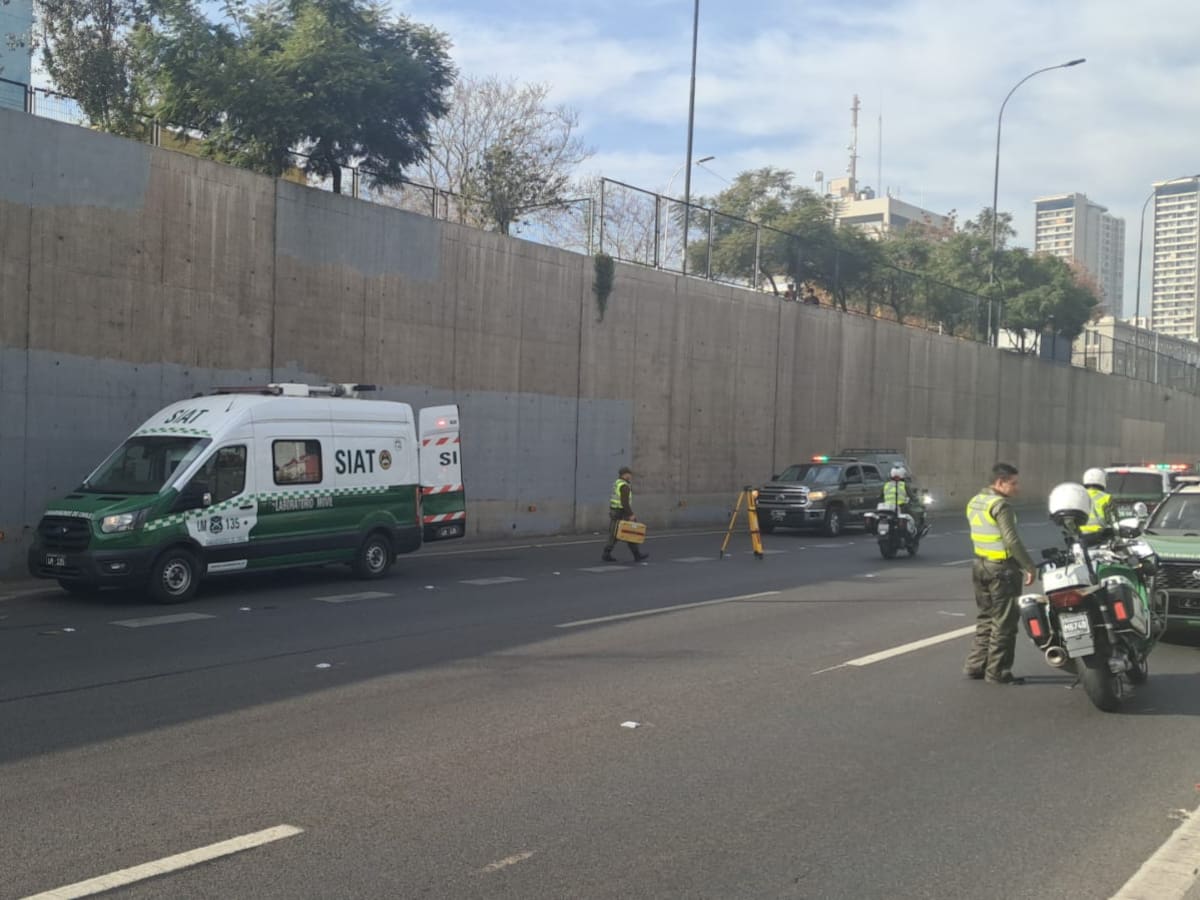 Patrulla de Carabineros sufre accidente en el centro de Santiago: anuncian cortes y desvíos de tránsito