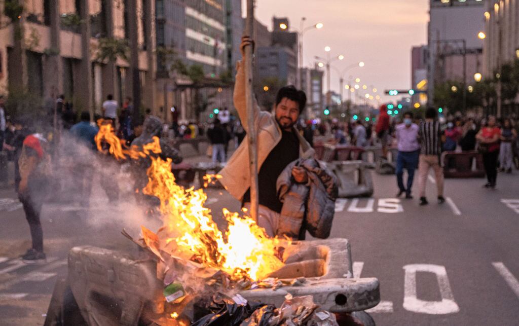 Seguidores de Pedro Castillo encienden barricadas en Lima