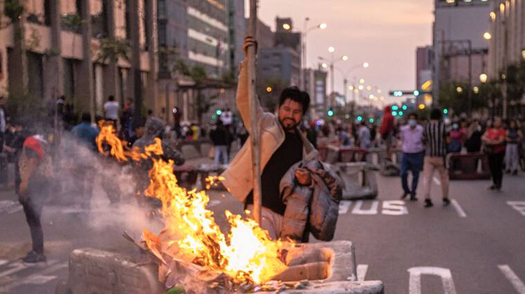 Seguidores de Pedro Castillo encienden barricadas en Lima