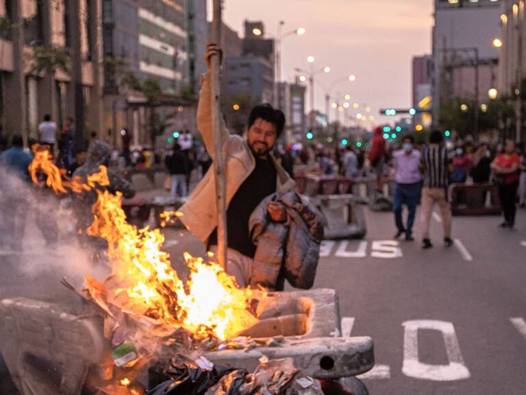 Seguidores de Pedro Castillo encienden barricadas en Lima