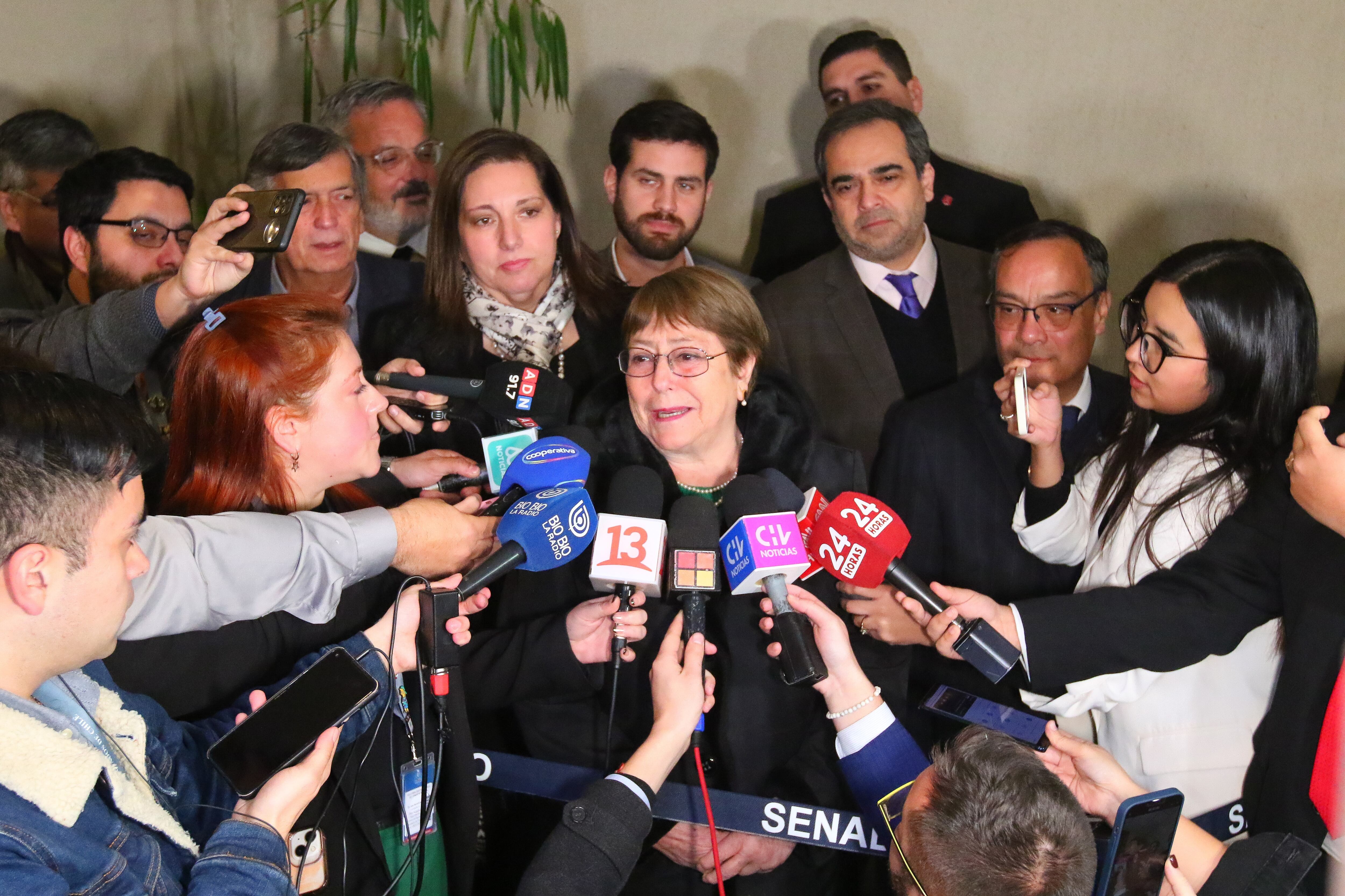10 DE JULIO DE 2024/VALPARAISO
Ex presidenta Michelle Bachelet se retira luego de almorzar junto a los timoneles del oficialismo y la DC en el Congreso Nacional.
FOTO: YVO SALINAS/AGENCIAUNO