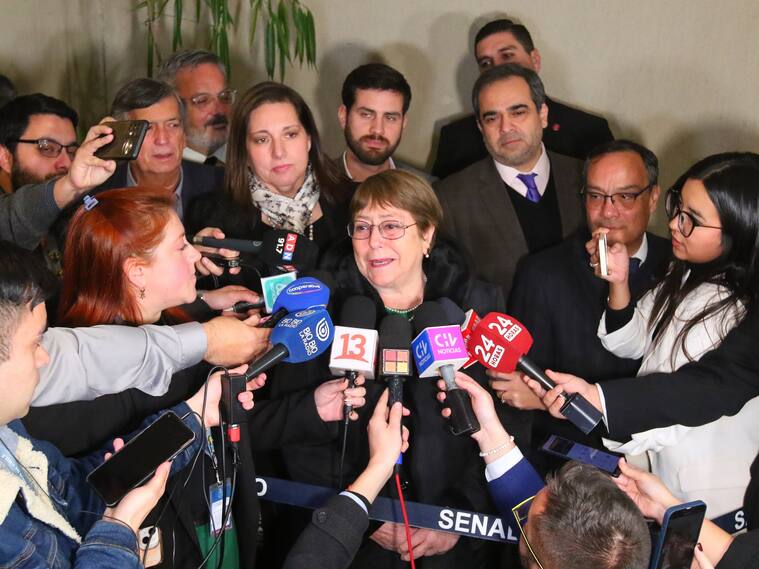 10 DE JULIO DE 2024/VALPARAISO
Ex presidenta Michelle Bachelet se retira luego de almorzar junto a los timoneles del oficialismo y la DC en el Congreso Nacional.
FOTO: YVO SALINAS/AGENCIAUNO